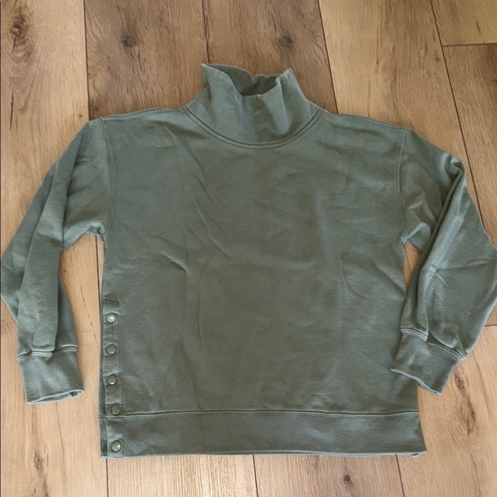Abercrombie & Fitch green sweatshirt